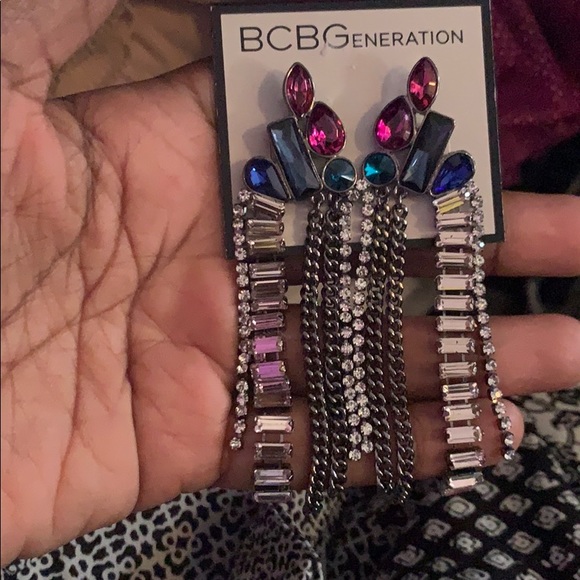 NWT BCBG FASHIONABLE EARRINGS - Picture 4 of 4